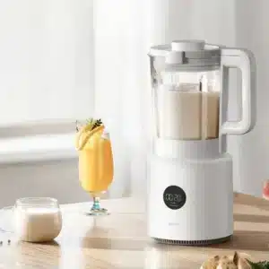 "خلاط Xiaomi Blender Pro بسعة 1.75 لتر، زجاج مقاوم للحرارة وقاعدة مزودة بشاشة LED وشفرات فولاذية، يظهر ضمن تصميم أبيض أنيق
